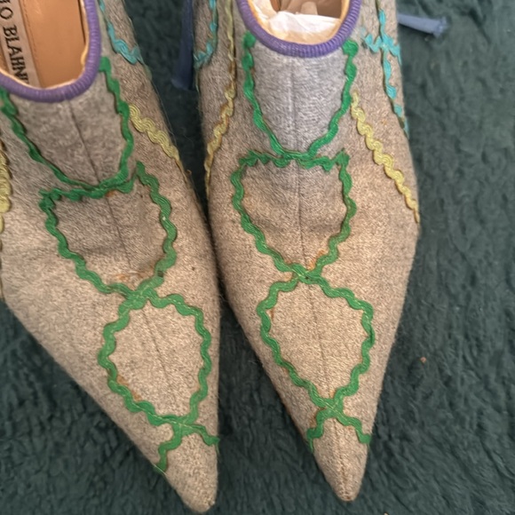 Manolo Blanlik grey fabric covered heels - Picture 7 of 8